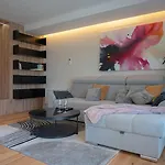 Stylish 10min To The