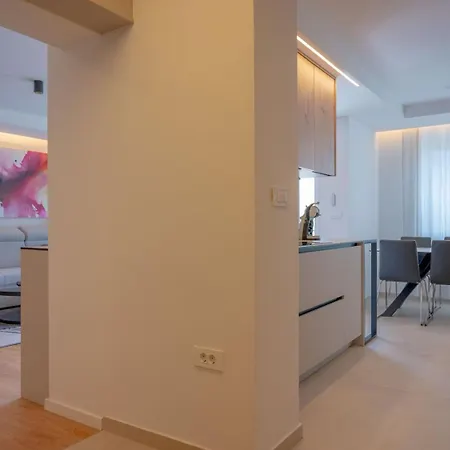 Stylish 10min To The *