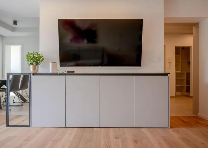 Stylish 10min To The *